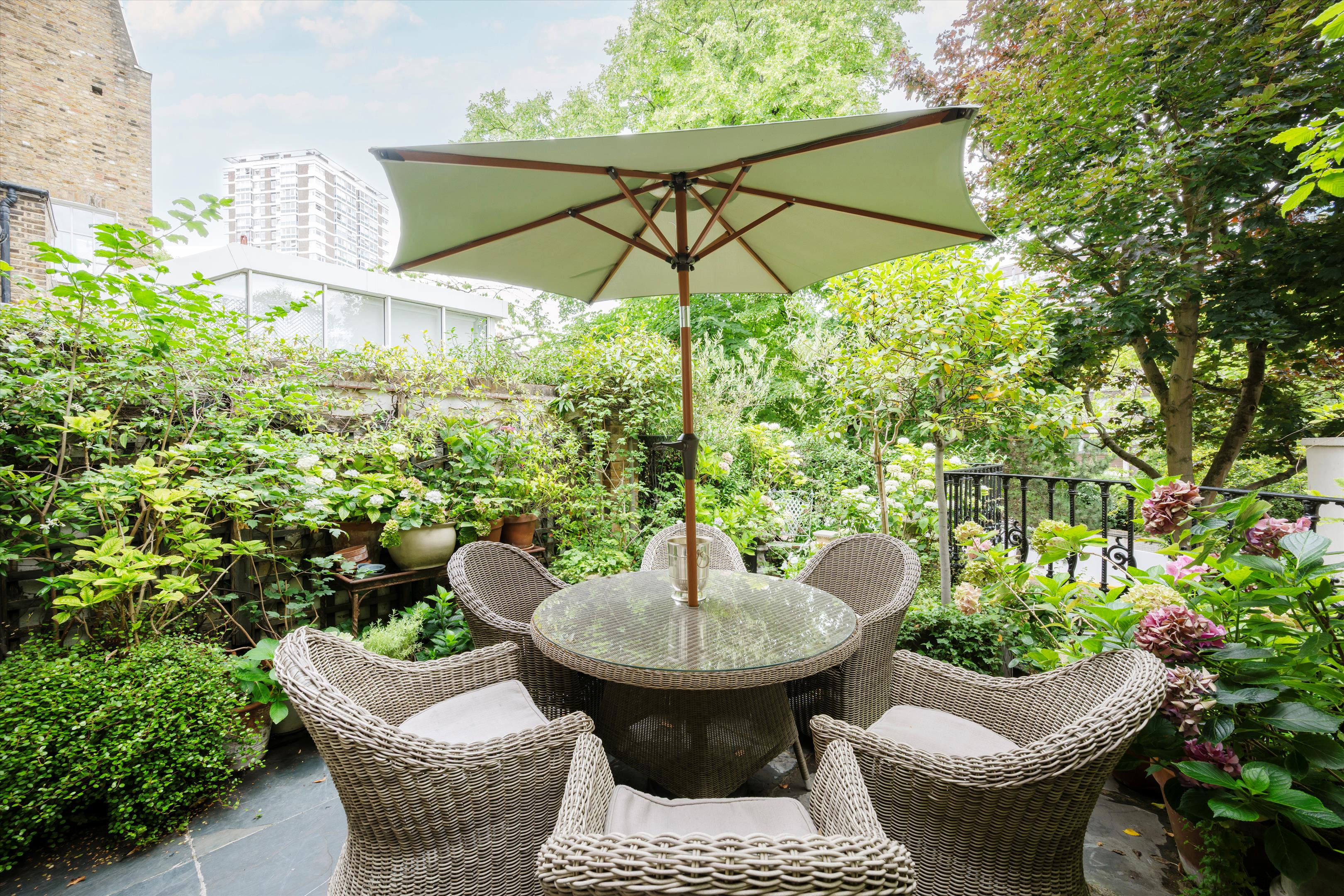 6 bedroom detached house for sale