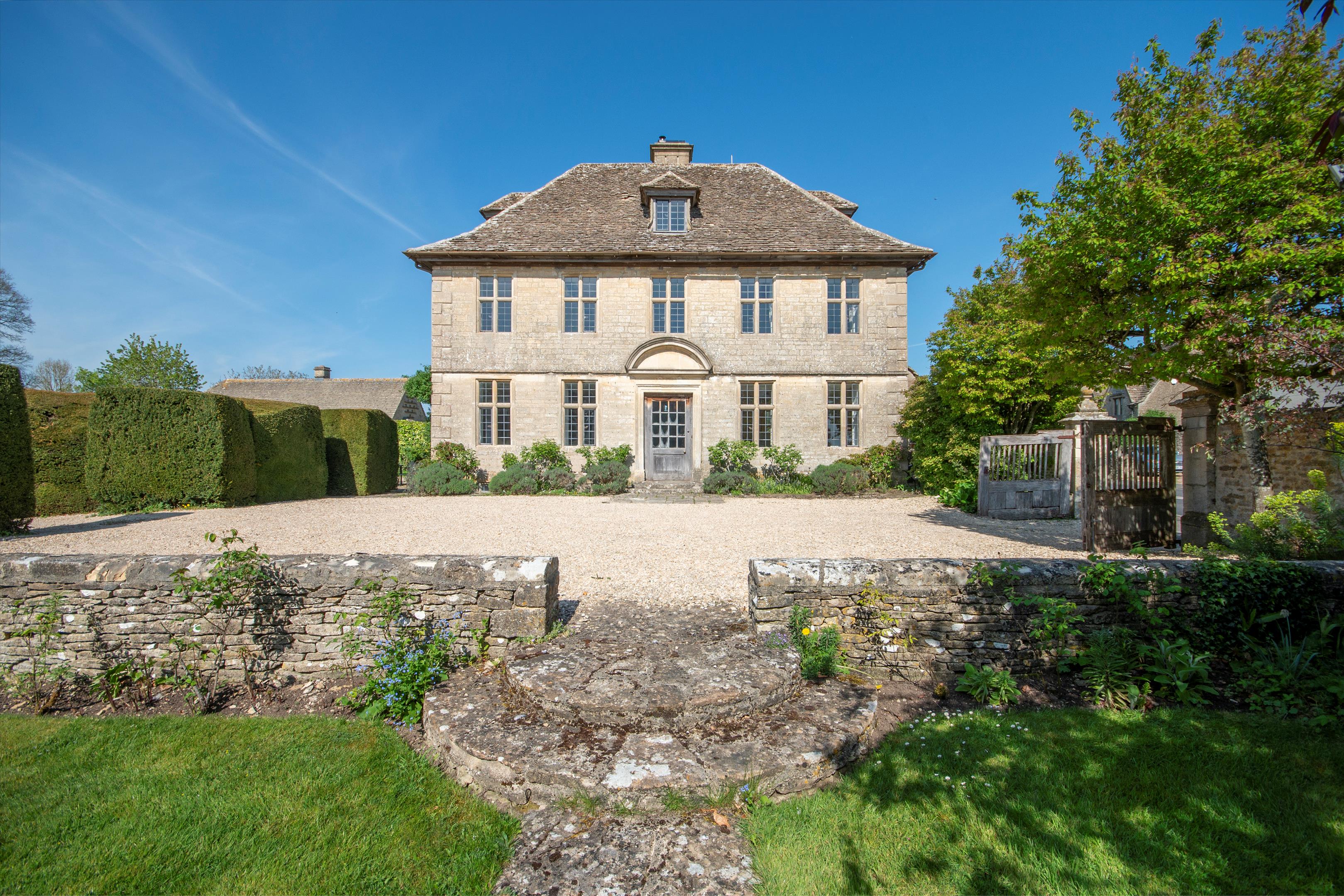 8 bedroom detached house for sale 0