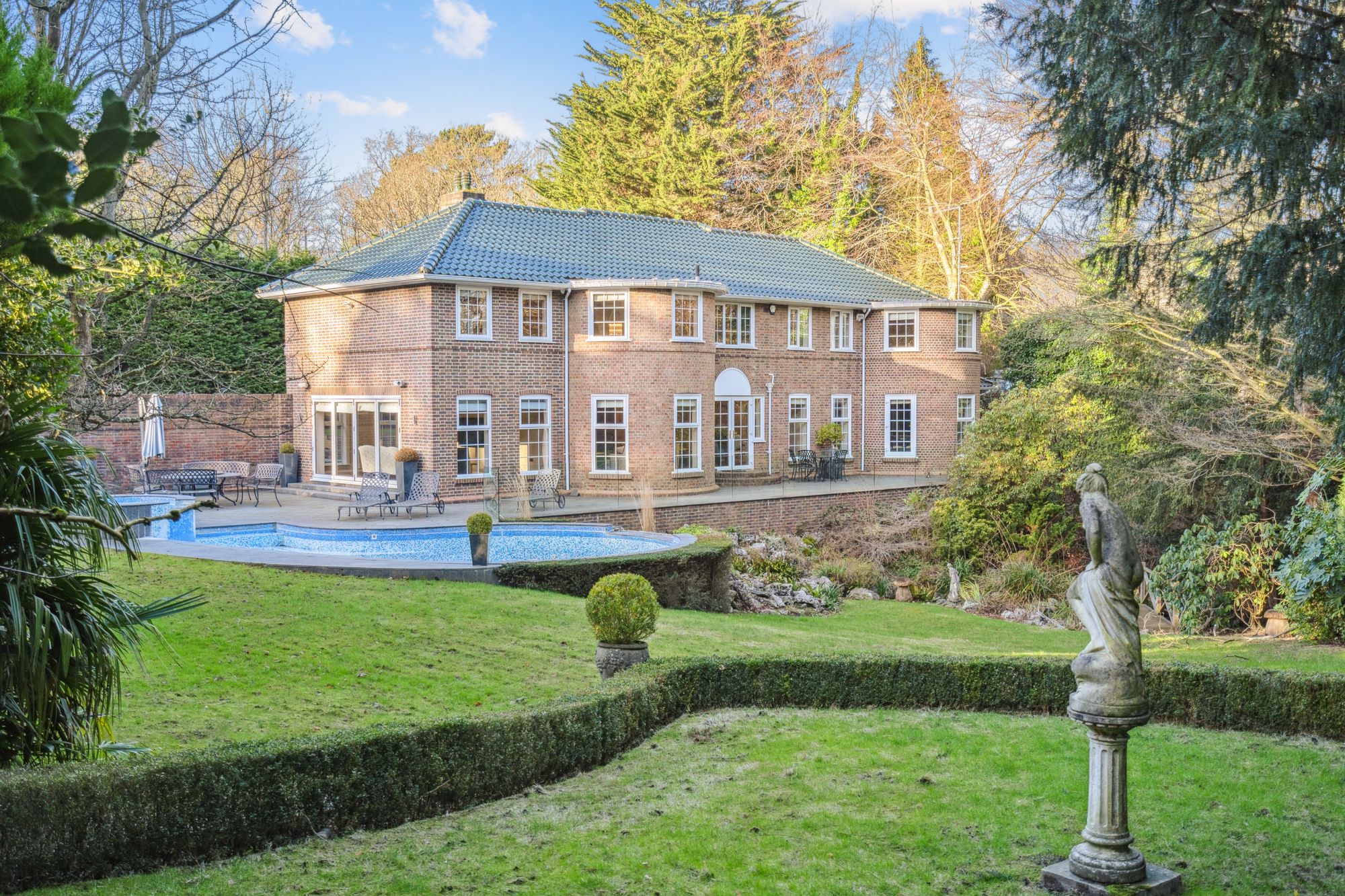 8 bedroom detached house for sale 0
