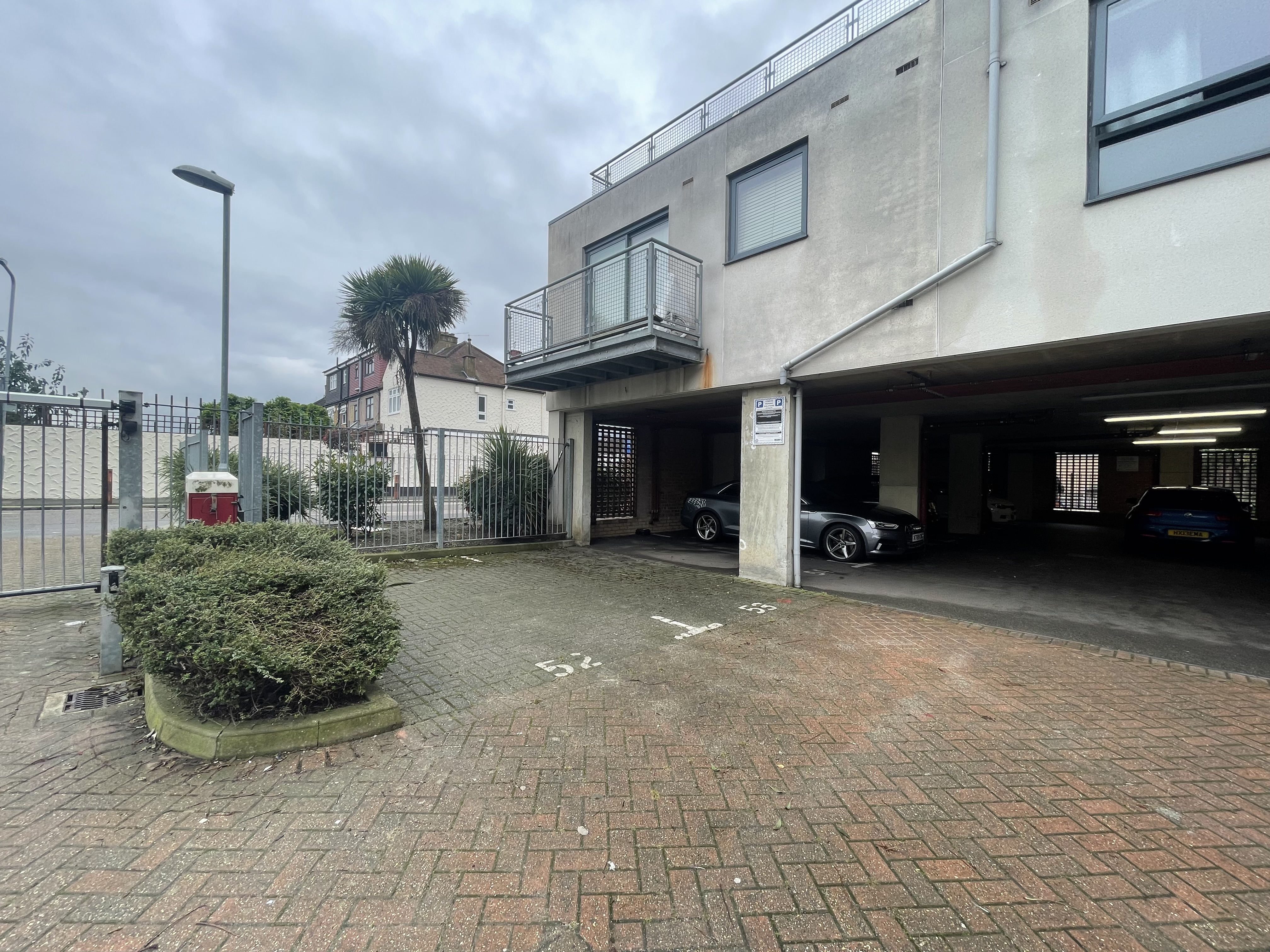Bay 54 City Gate House, Eastern Avenue, Gants Hill photo 4