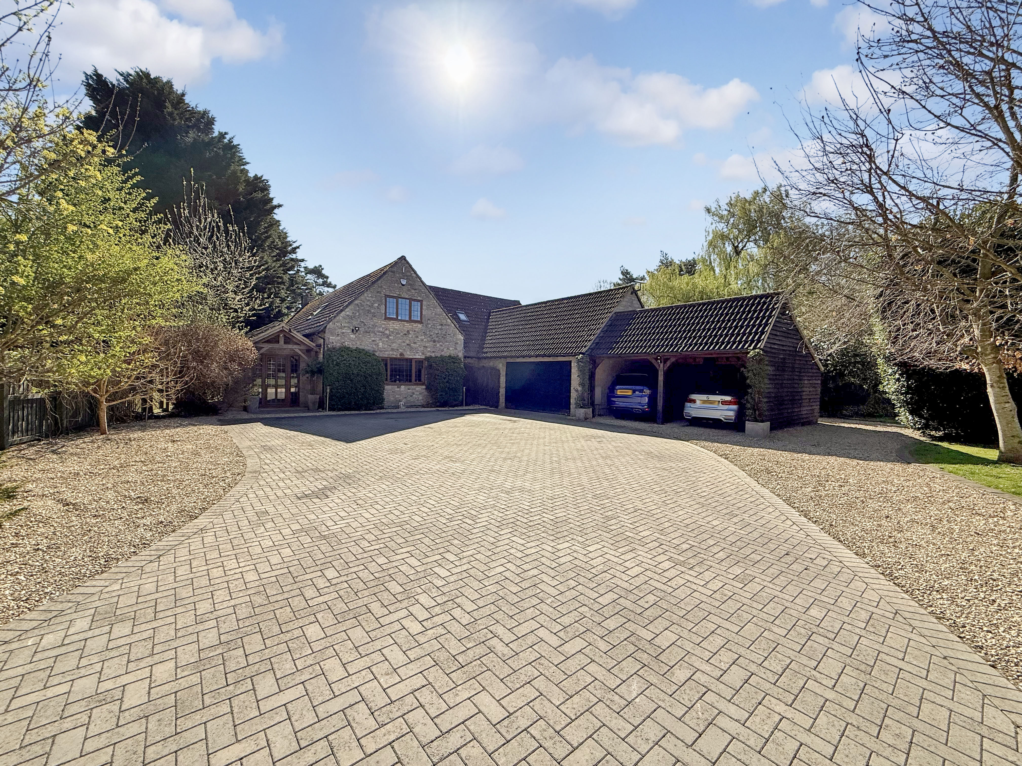5 bedroom detached house for sale 0