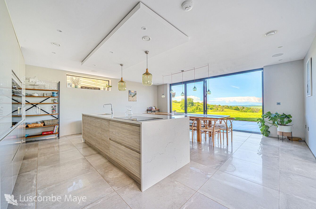 5 bedroom detached house for sale 0