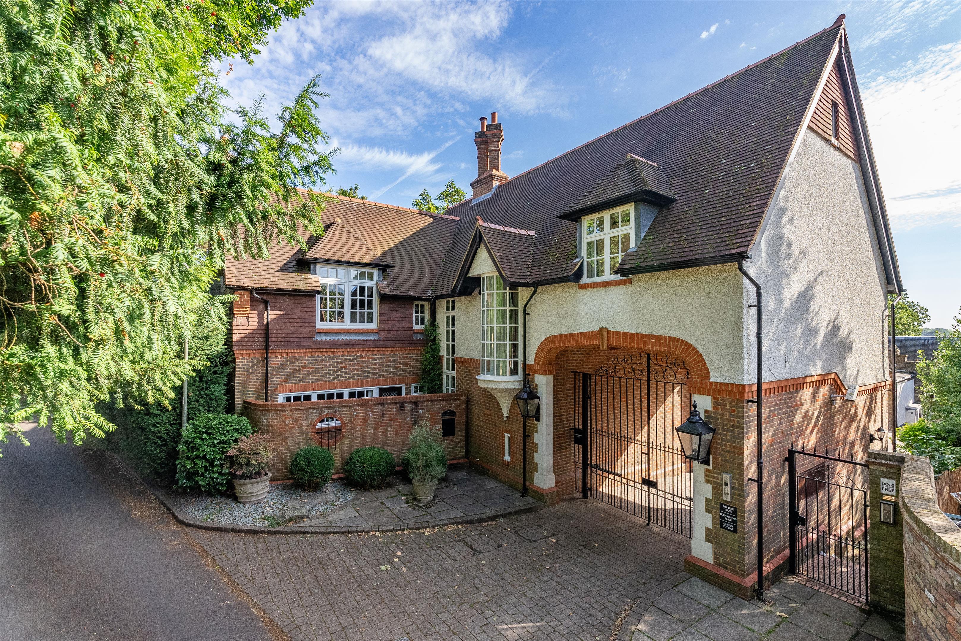 4 bedroom detached house for sale 0