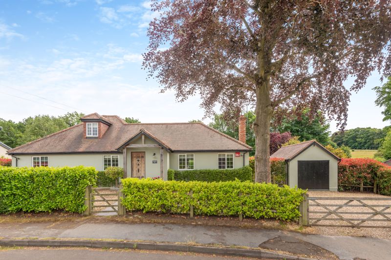 3 bedroom detached house for sale in Guildford