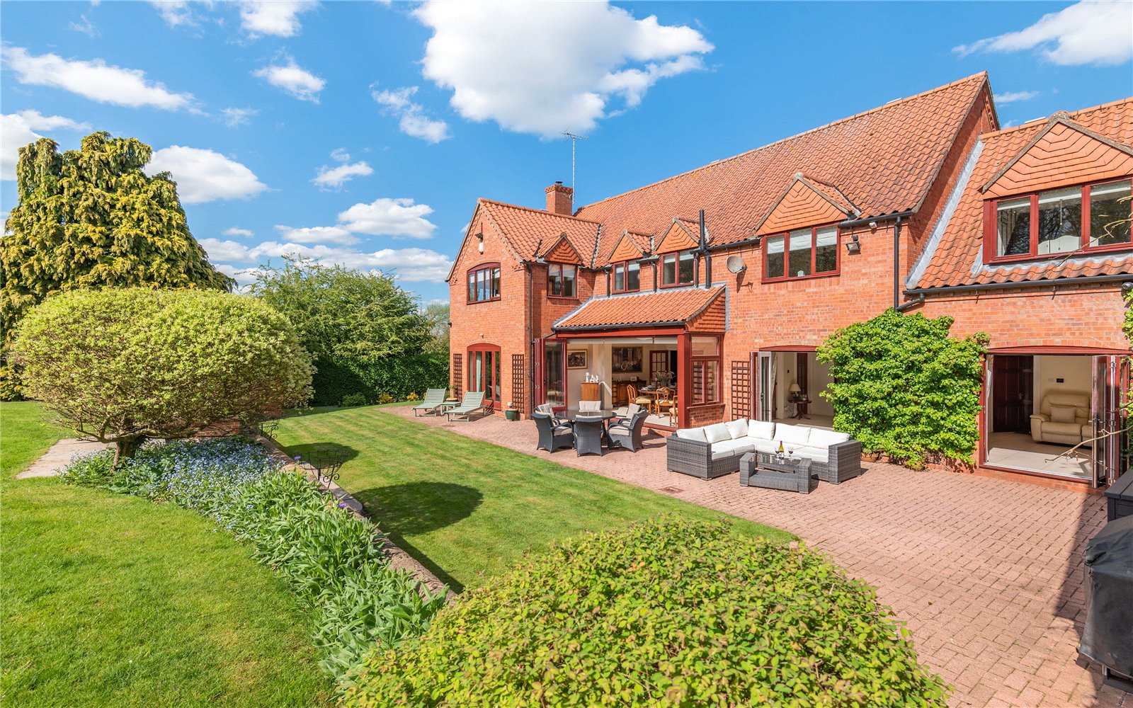 5 bedroom detached house for sale 0