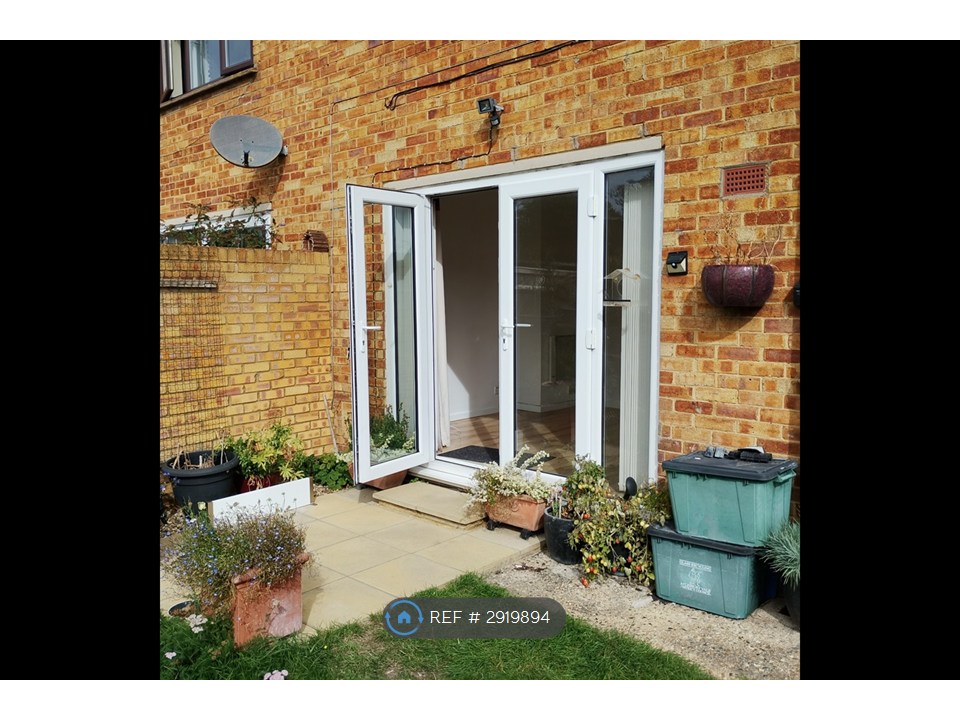 1-bed flat on Flat A, Churchill Avenue, Aylesbury, £975/mo