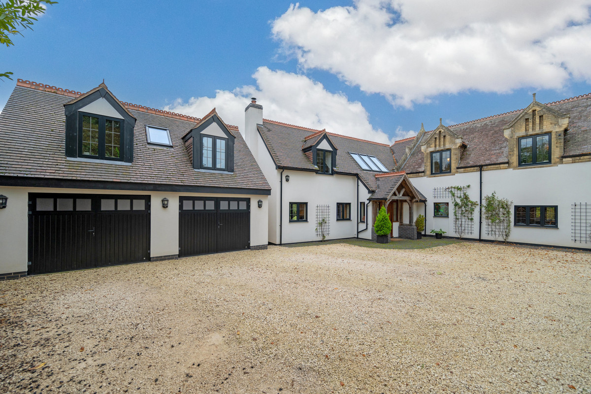 5 bedroom detached house for sale 0