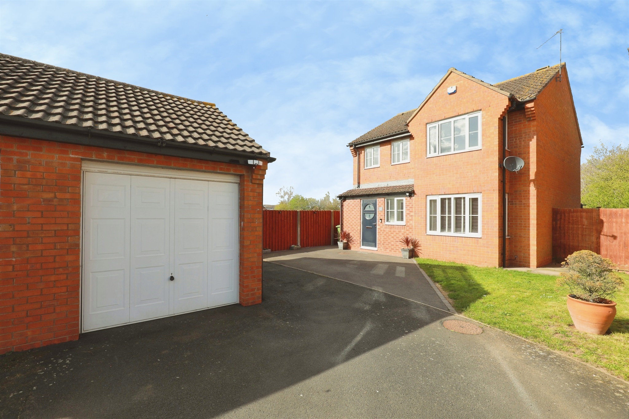 4-bed house on 17, Farrington Close, Warwick, £400,000