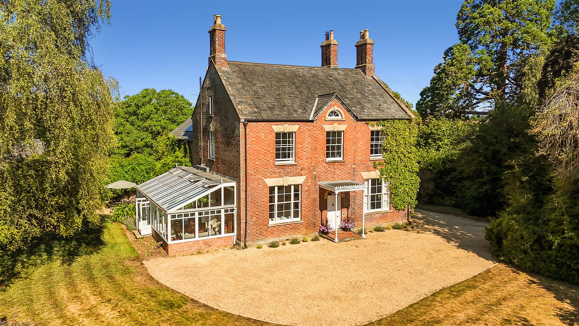 5 bedroom detached house for sale 0