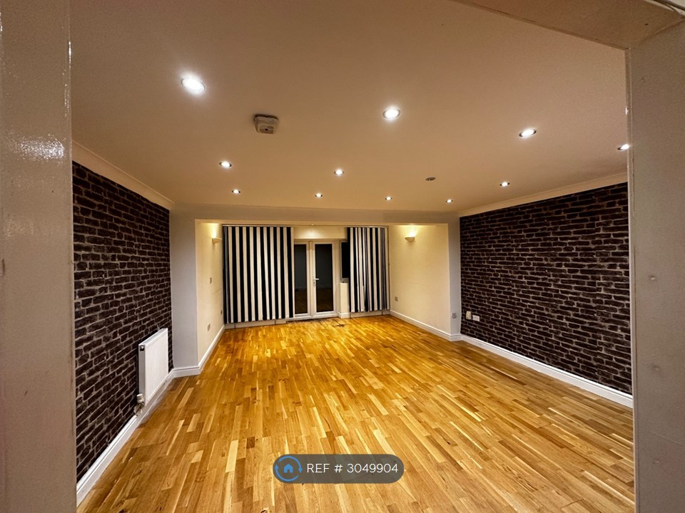Carmichael Close, Ruislip photo 4