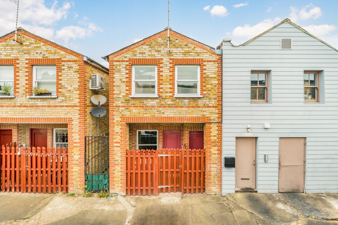 1-bed flat on Flat 2, 2, Plough Lane, Teddington, £1,600/mo