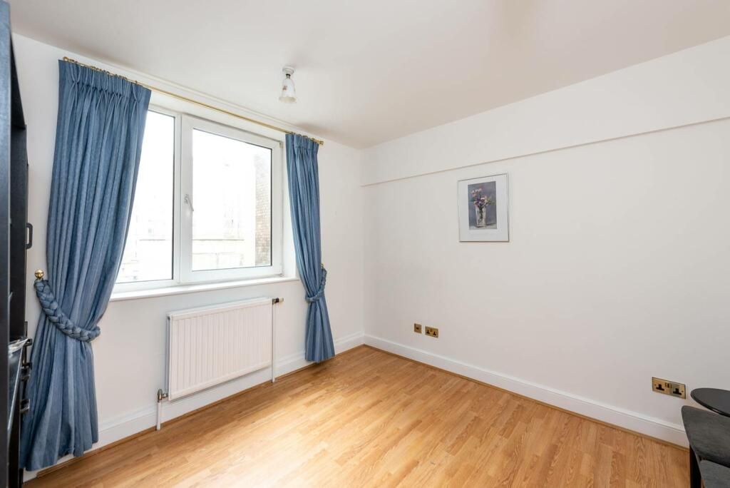 802 Garratt Lane, London photo 3