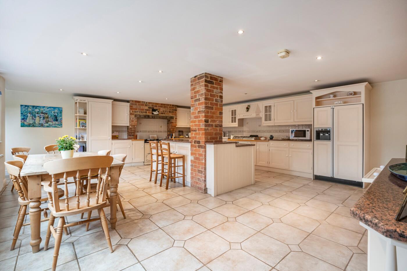 5 bedroom detached house for sale 0