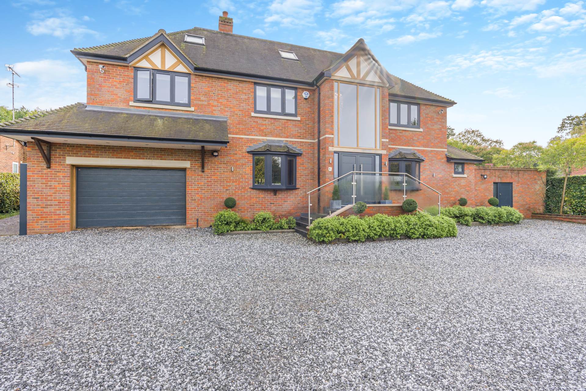 6 bedroom detached house for sale 0