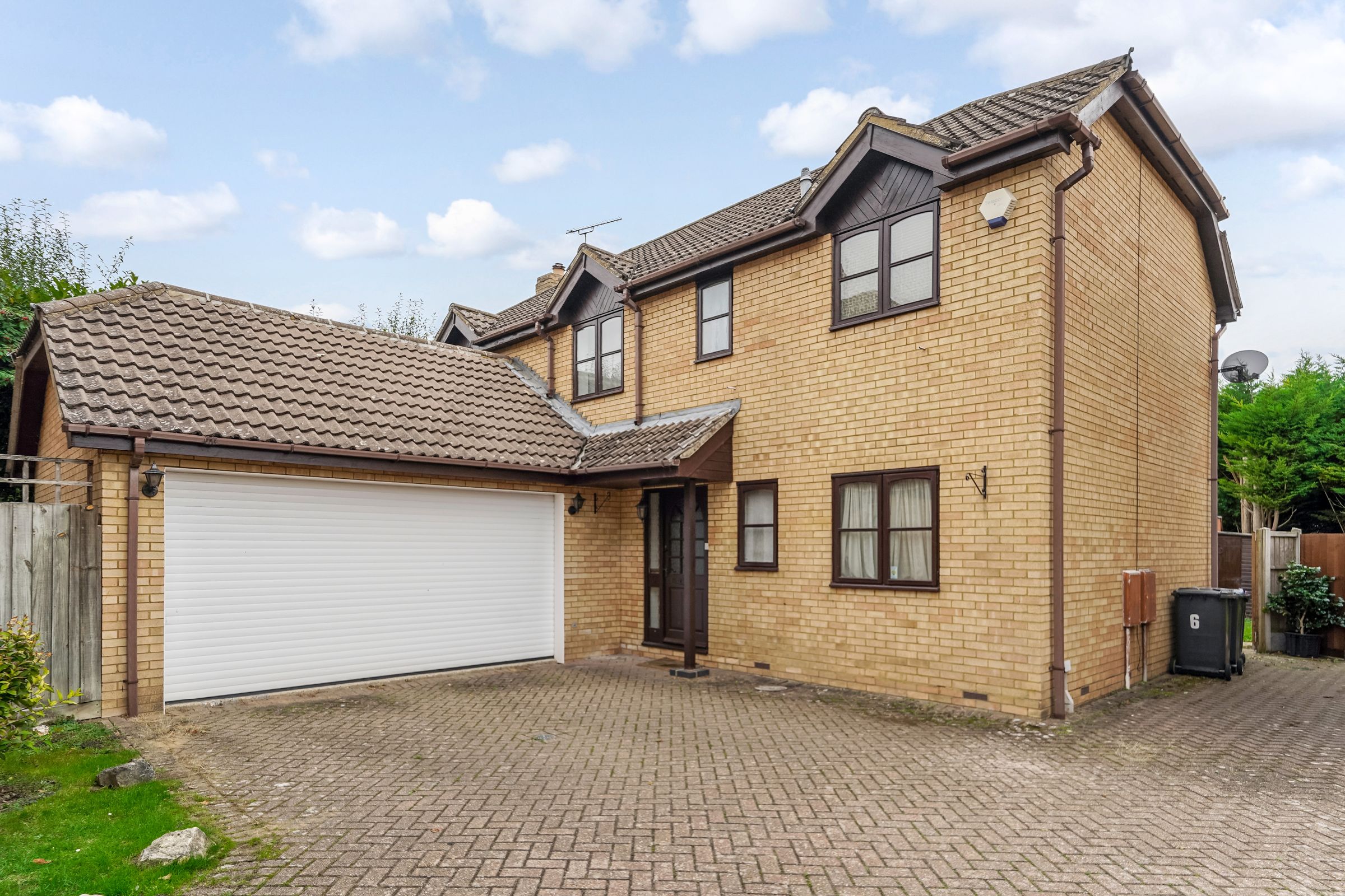 6 Hampton Gardens, Sawbridgeworth photo 2