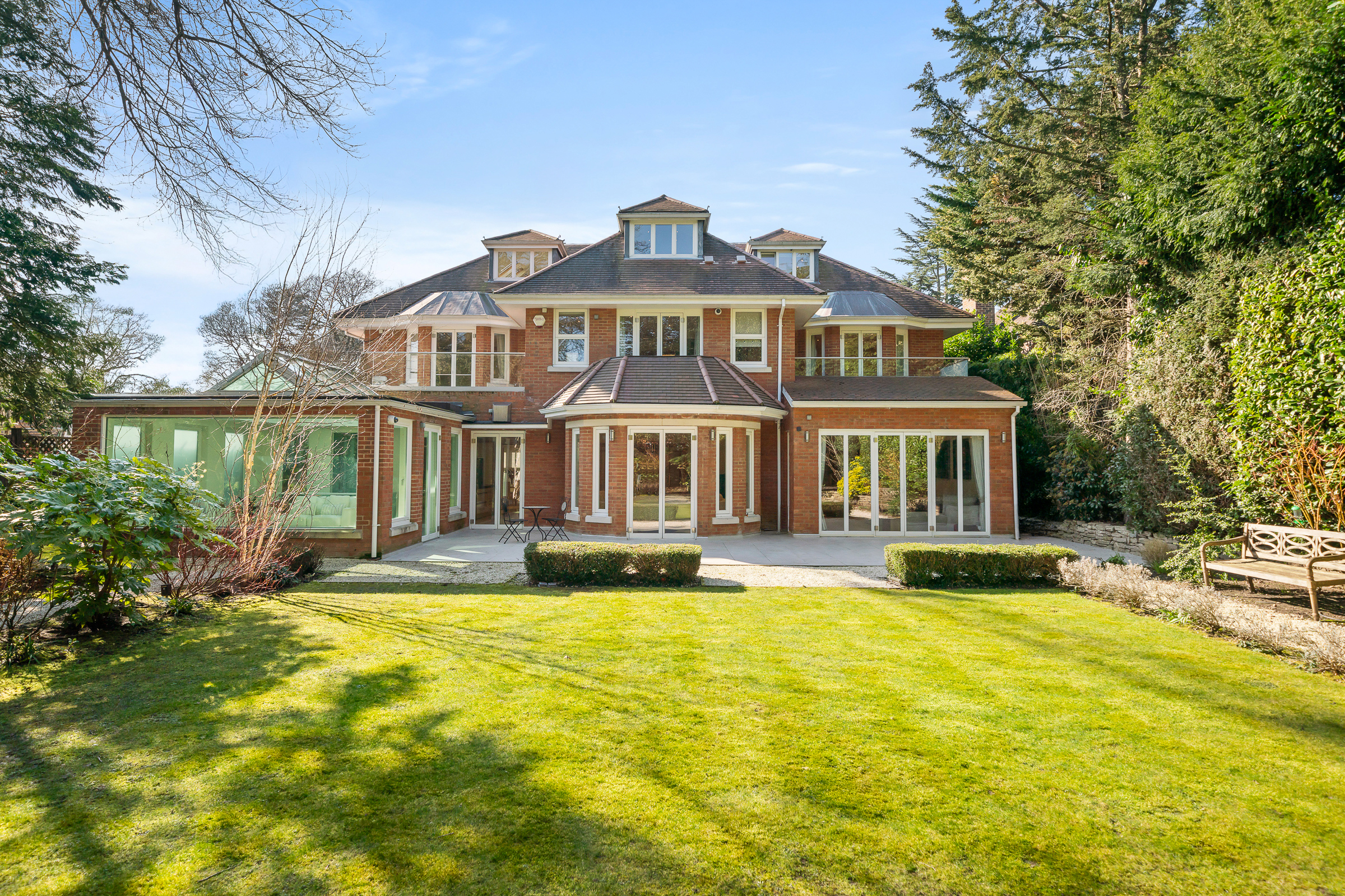 6 bedroom detached house for sale 0