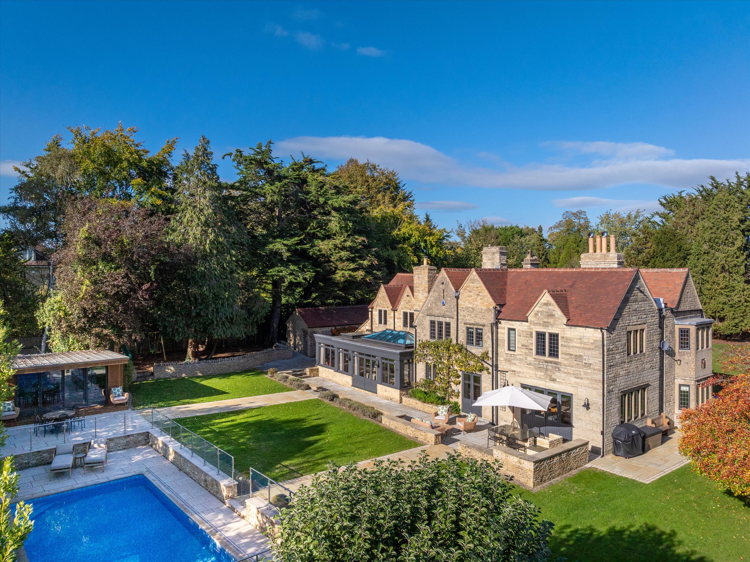 6 bedroom detached house for sale 0