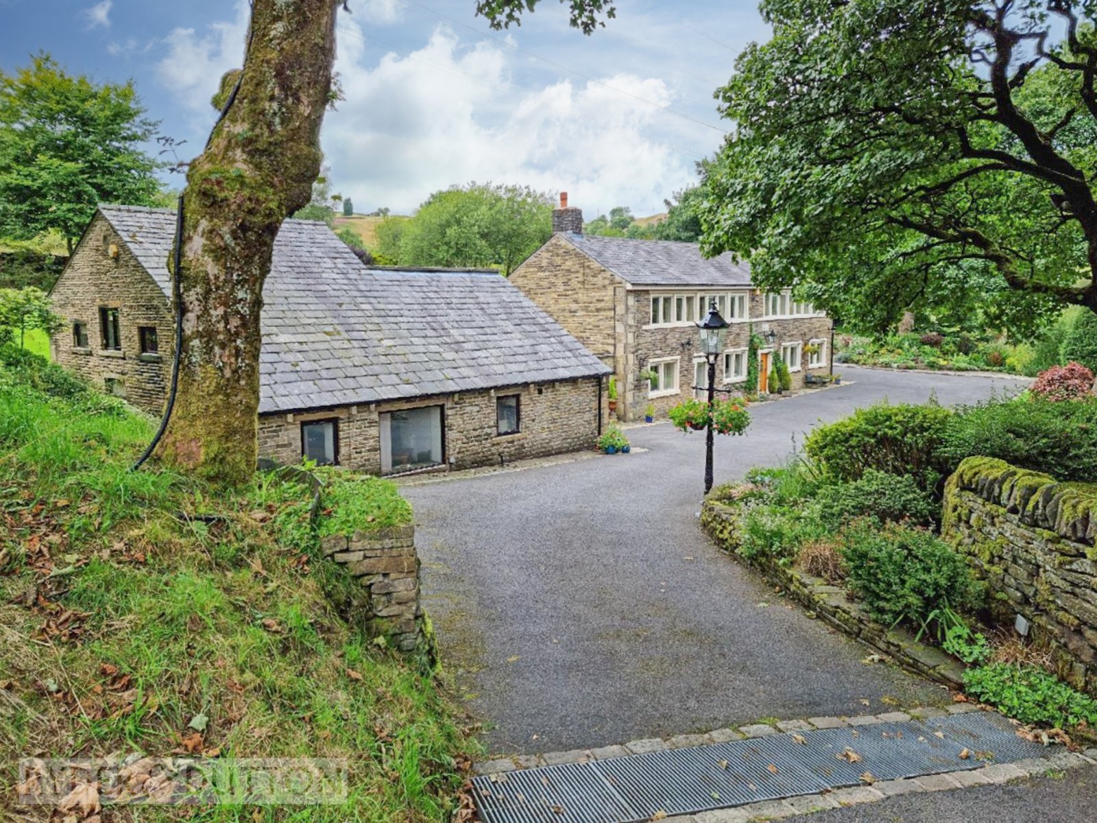 6 bedroom detached house for sale 0