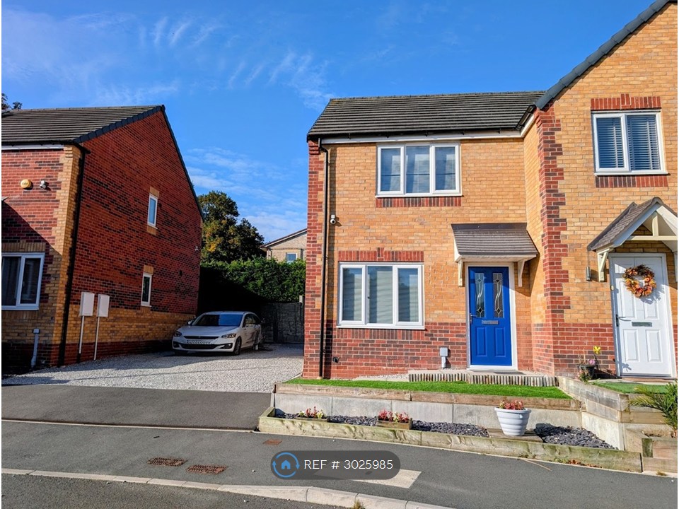 2-bed house on St Peters Drive, Askern, Doncaster, £925/mo
