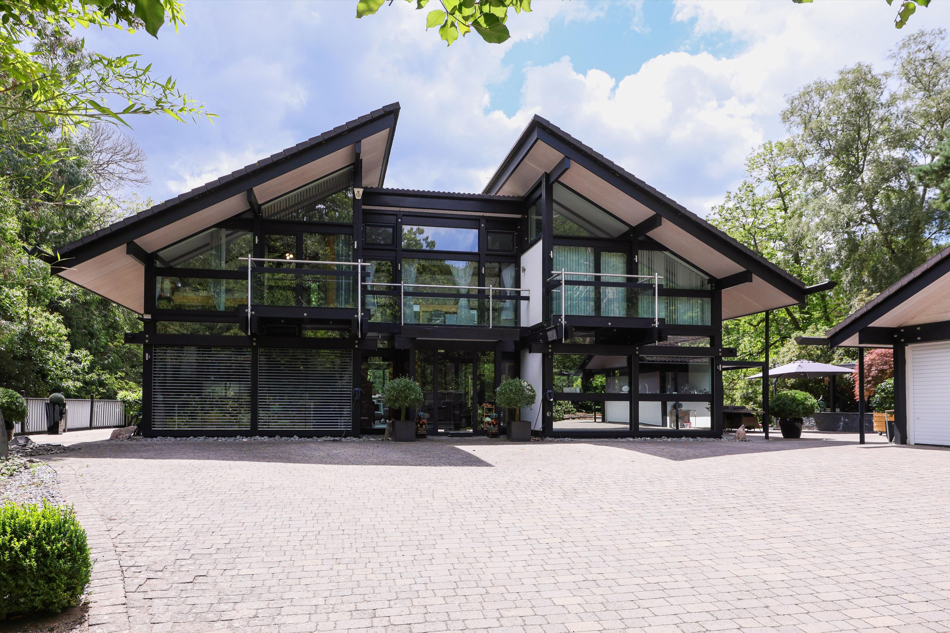 6 bedroom detached house for sale 0