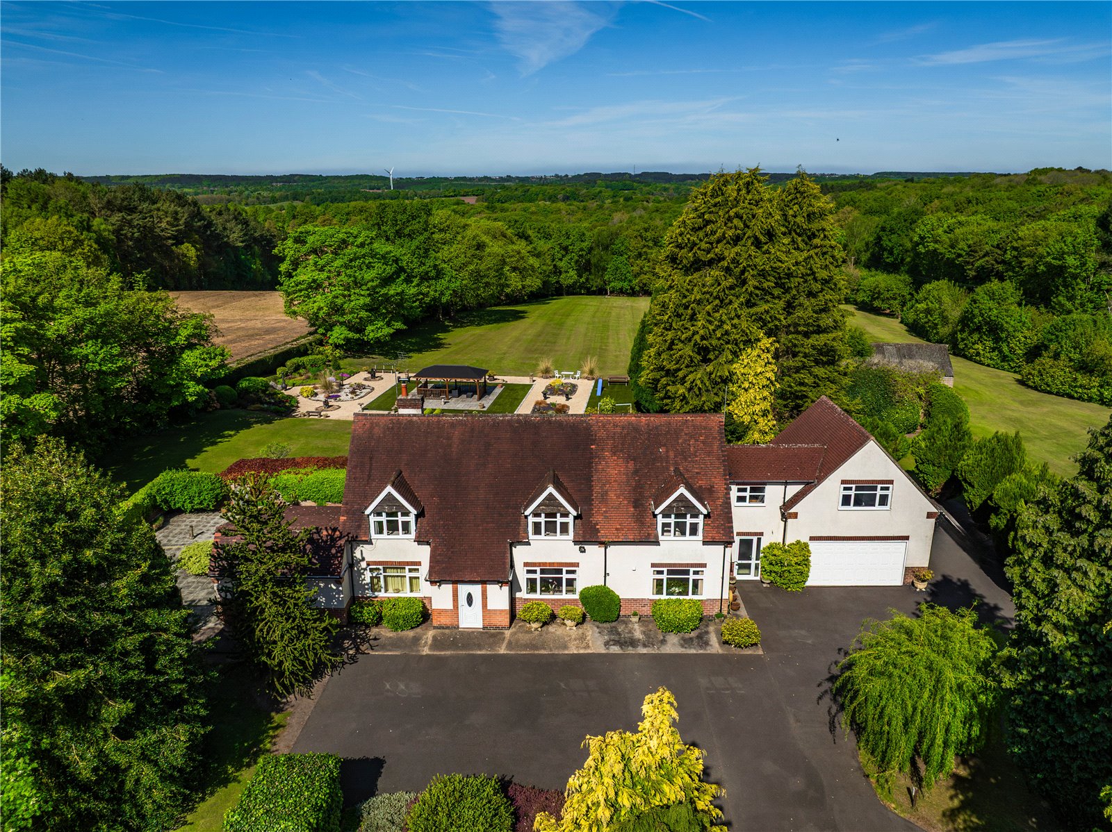 5 bedroom detached house for sale 0