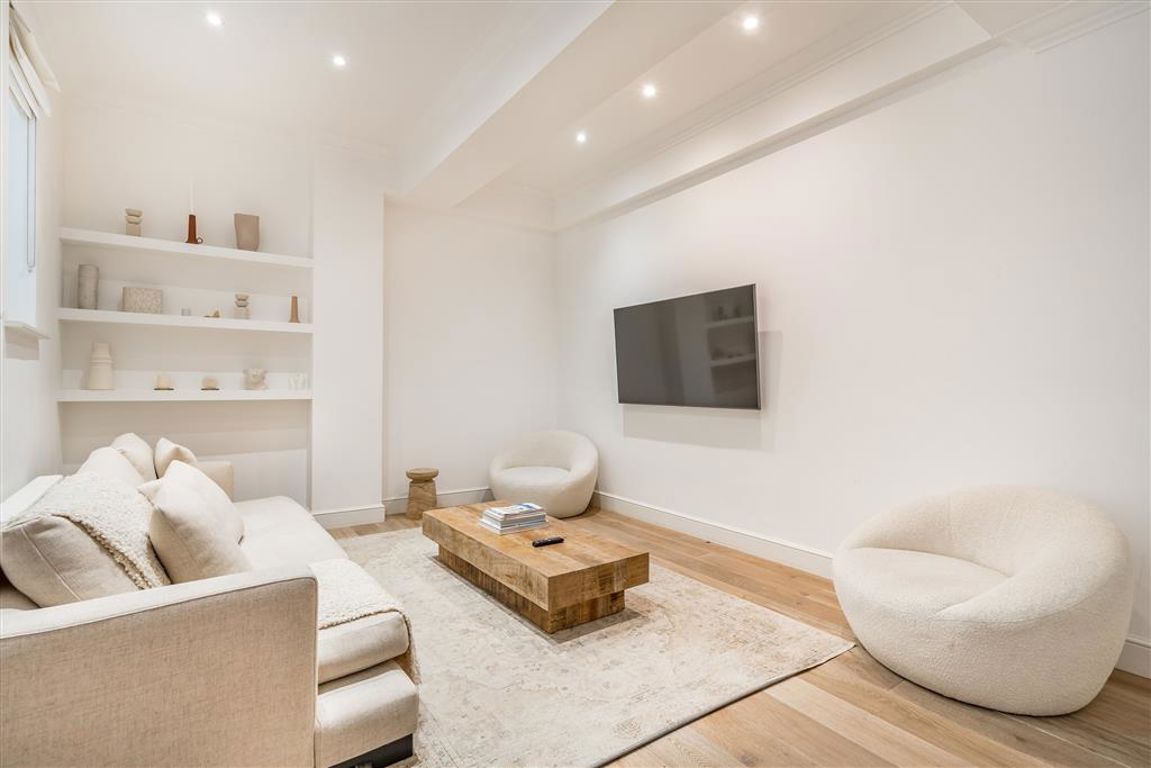Flat 26 York House, 1, Eastcastle Street, London photo 4