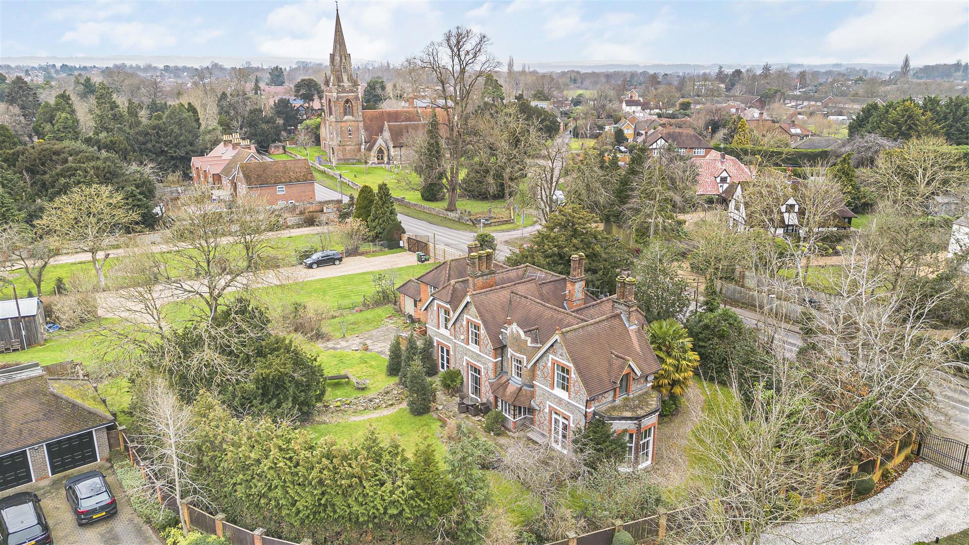 6 bedroom detached house for sale 0