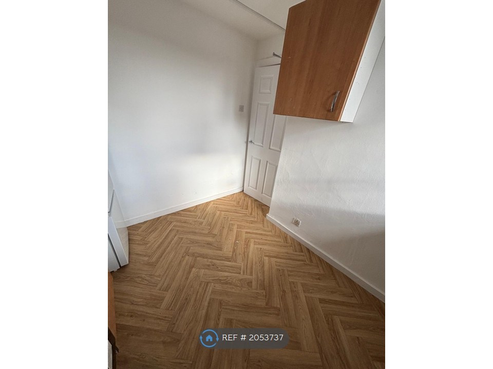 Second Floor Flat, High Street North, Dunstable photo 4