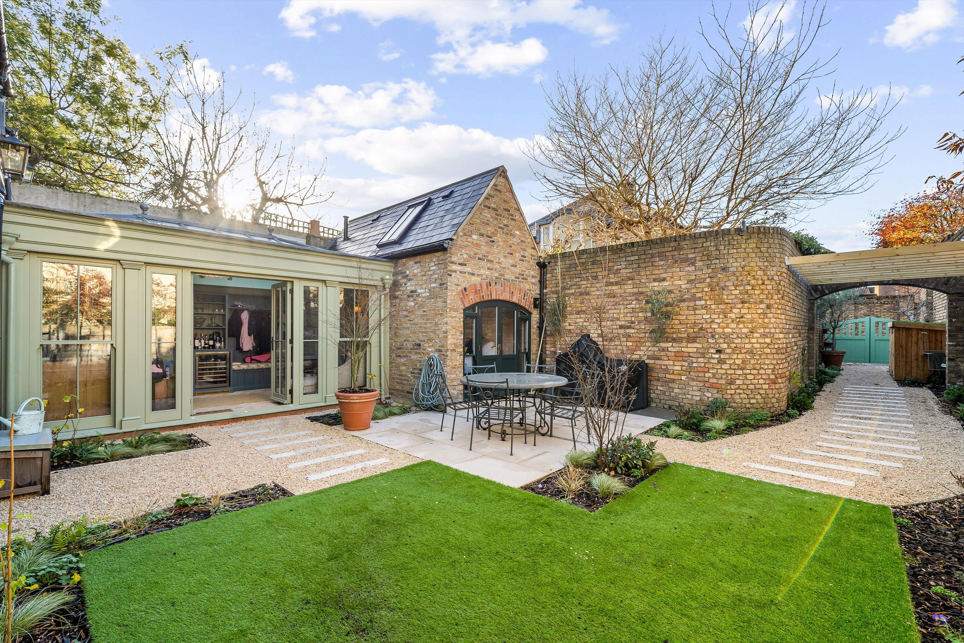 5 bedroom detached house for sale 0