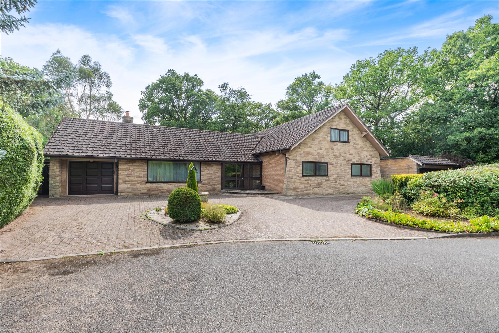 3 bedroom detached house for sale in Guildford