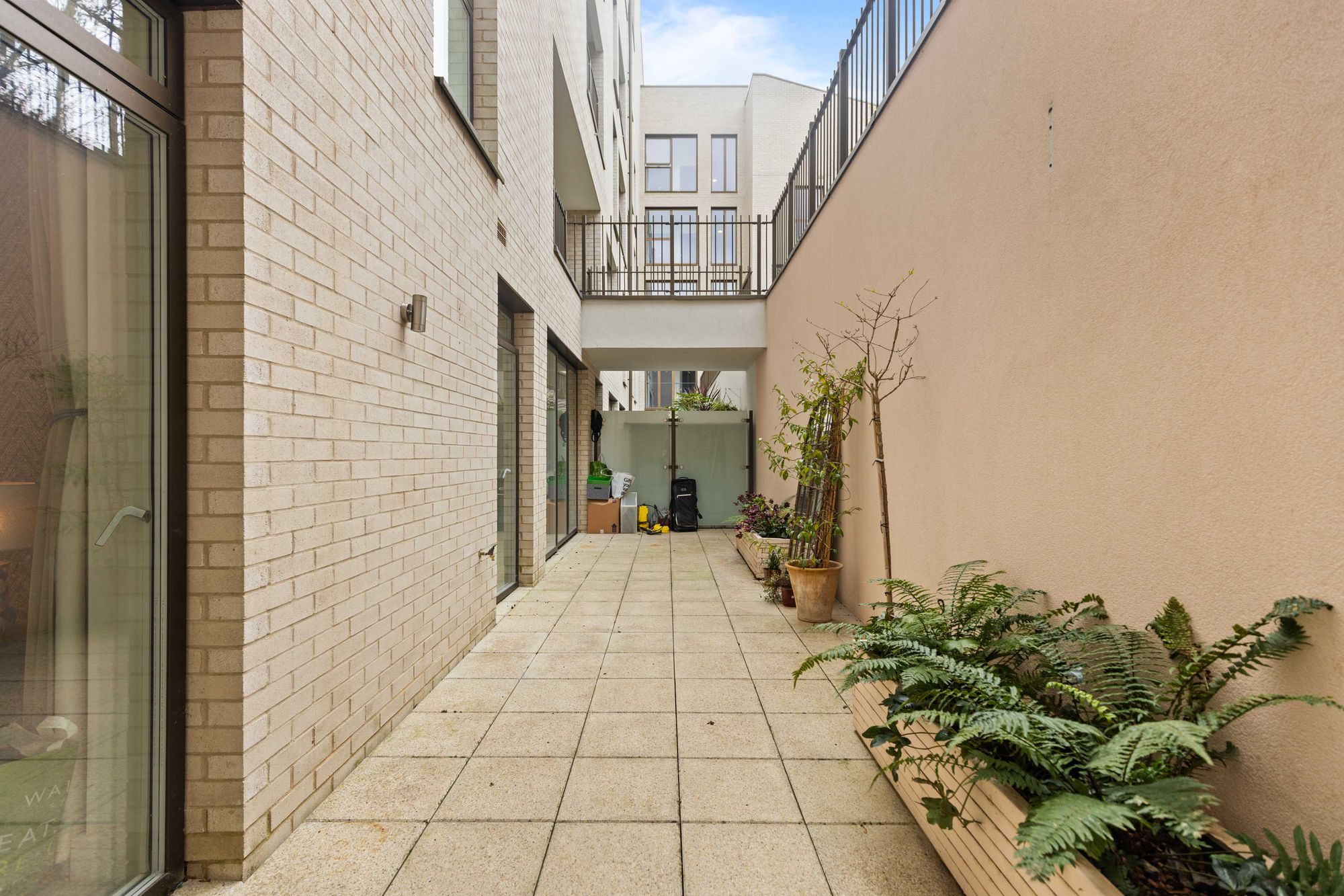 3 bedroom flat for sale 0