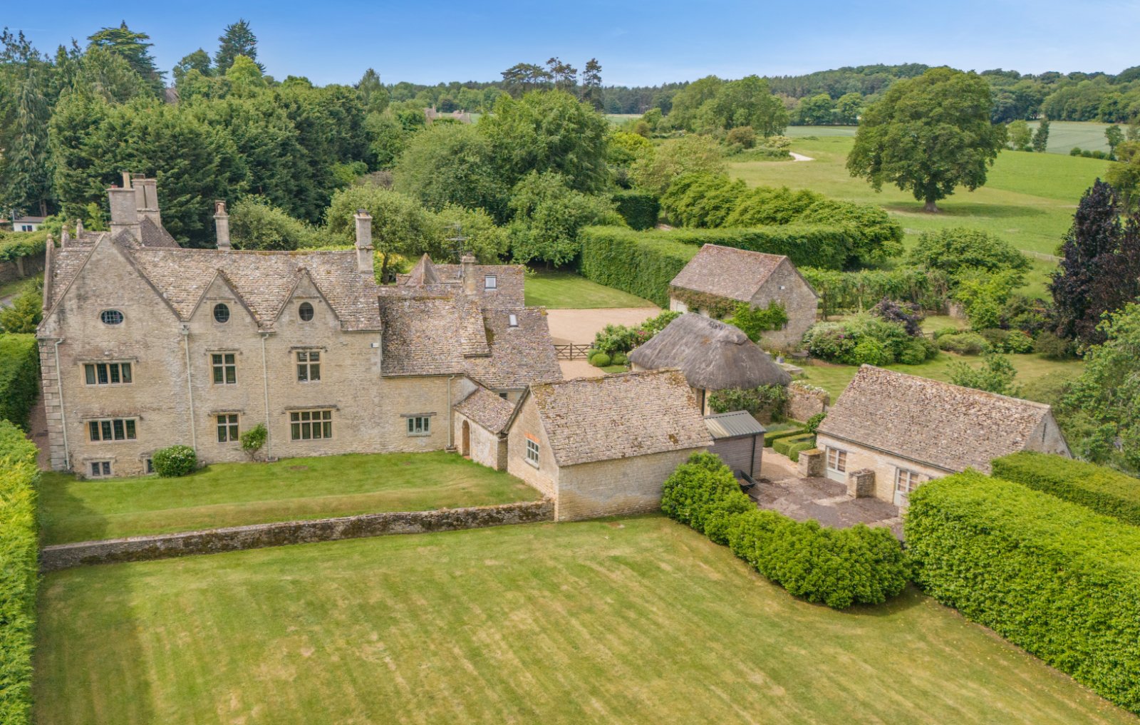 8 bedroom detached house for sale 0