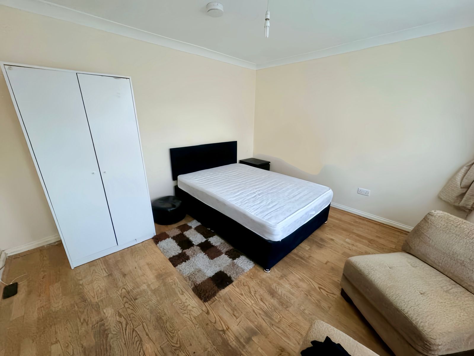 Room 1. 35 Northfield Park, Hayes photo 3