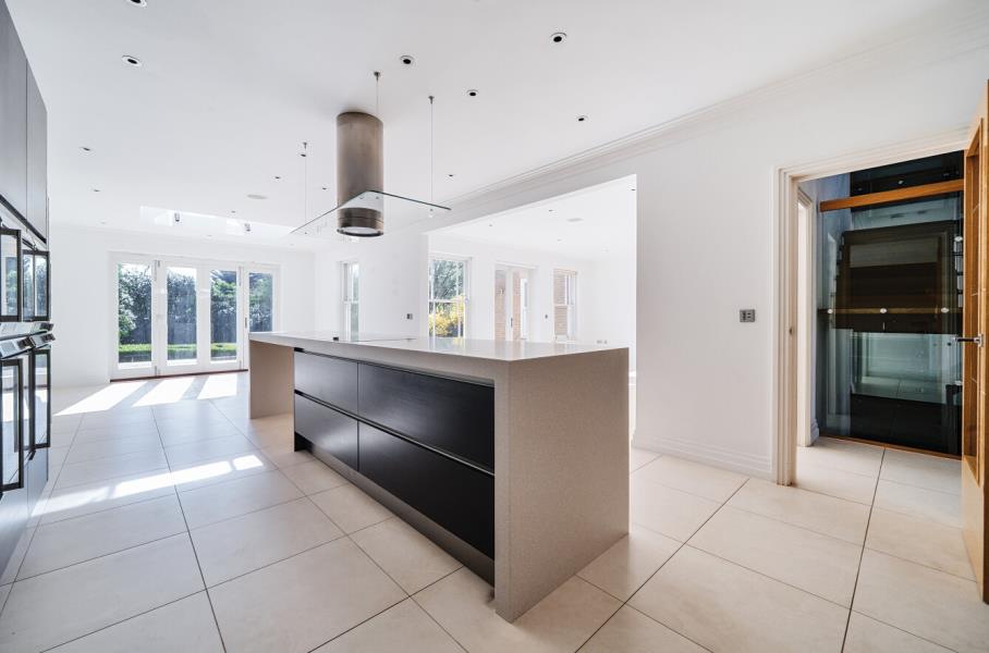 5 bedroom detached house for sale 0