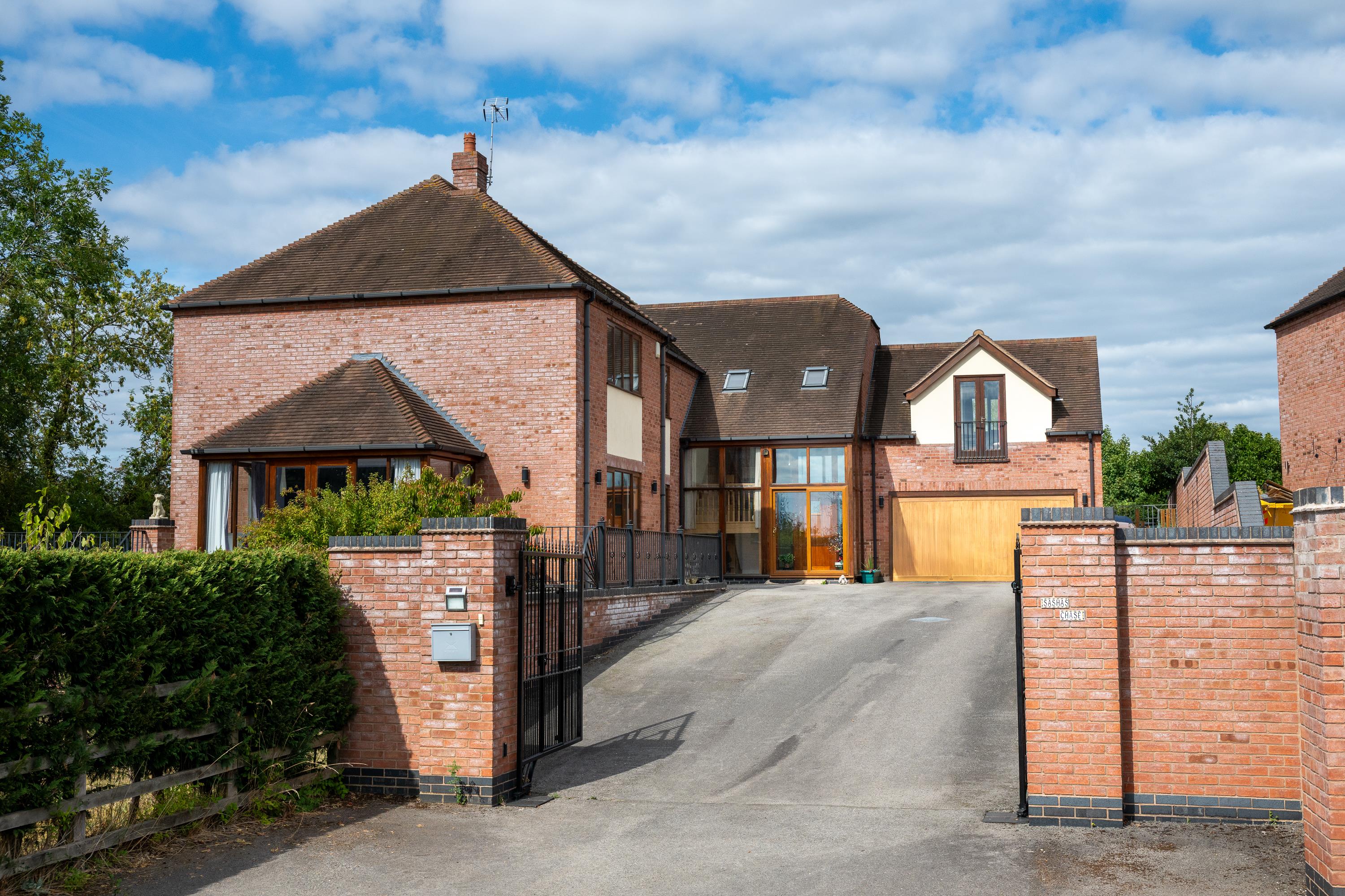 5 bedroom detached house for sale 0