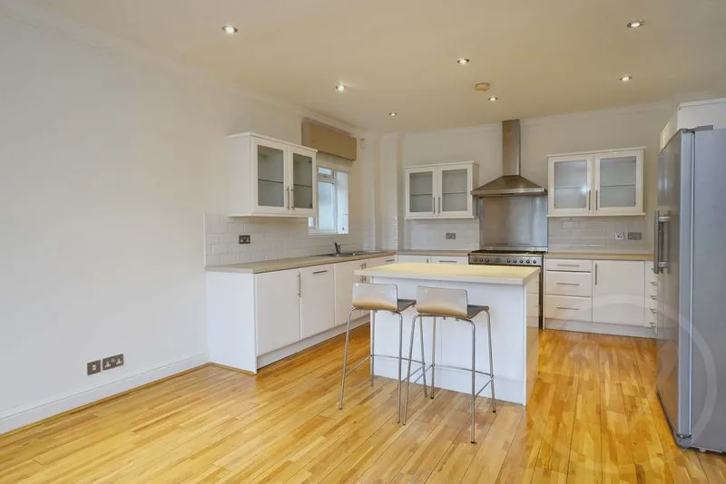 5 bedroom detached house for sale 0