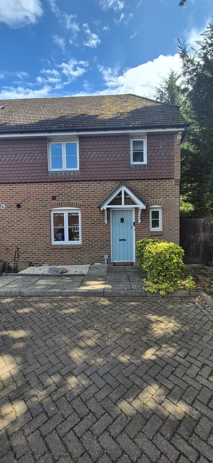 11, Springfield Gardens, East Grinstead photo 2