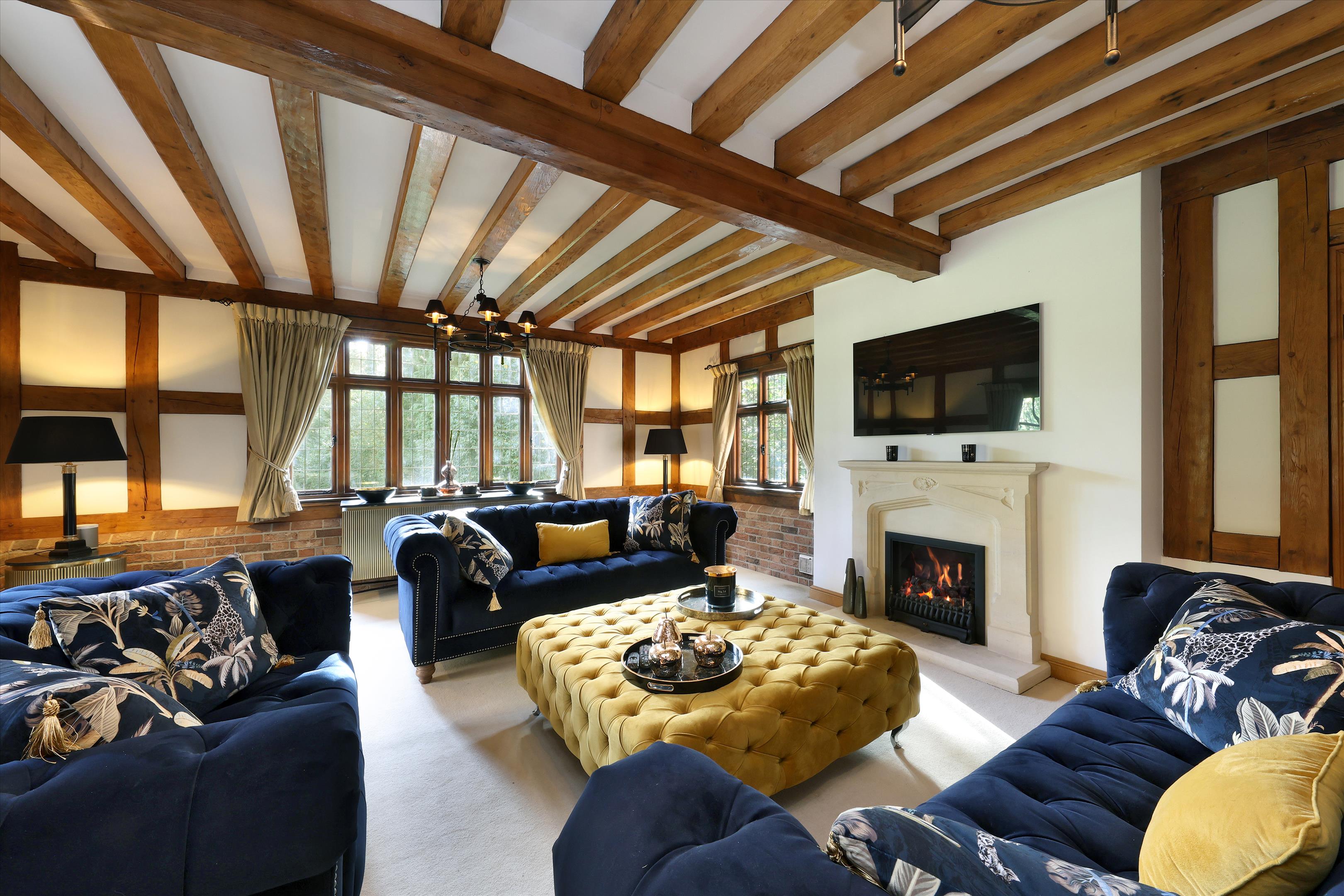 6 bedroom detached house for sale 0