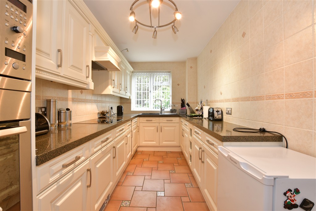 2-bed flat on Buckingham Close, Hornchurch, £375,000