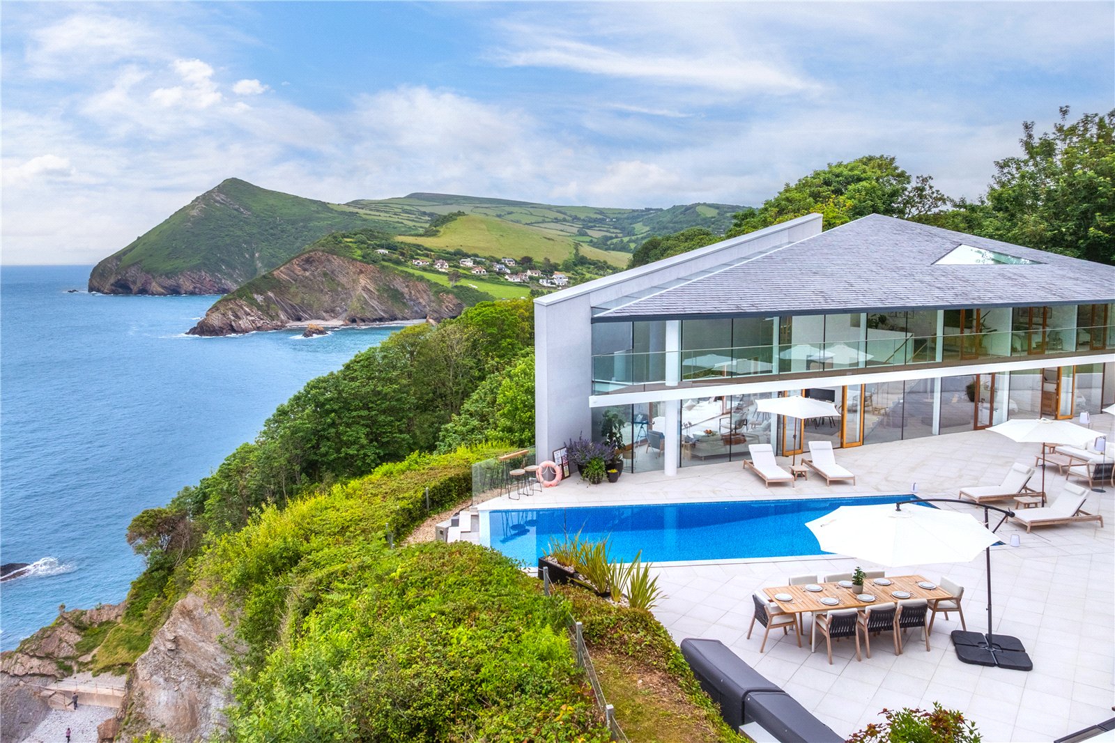 6 bedroom detached house for sale 0