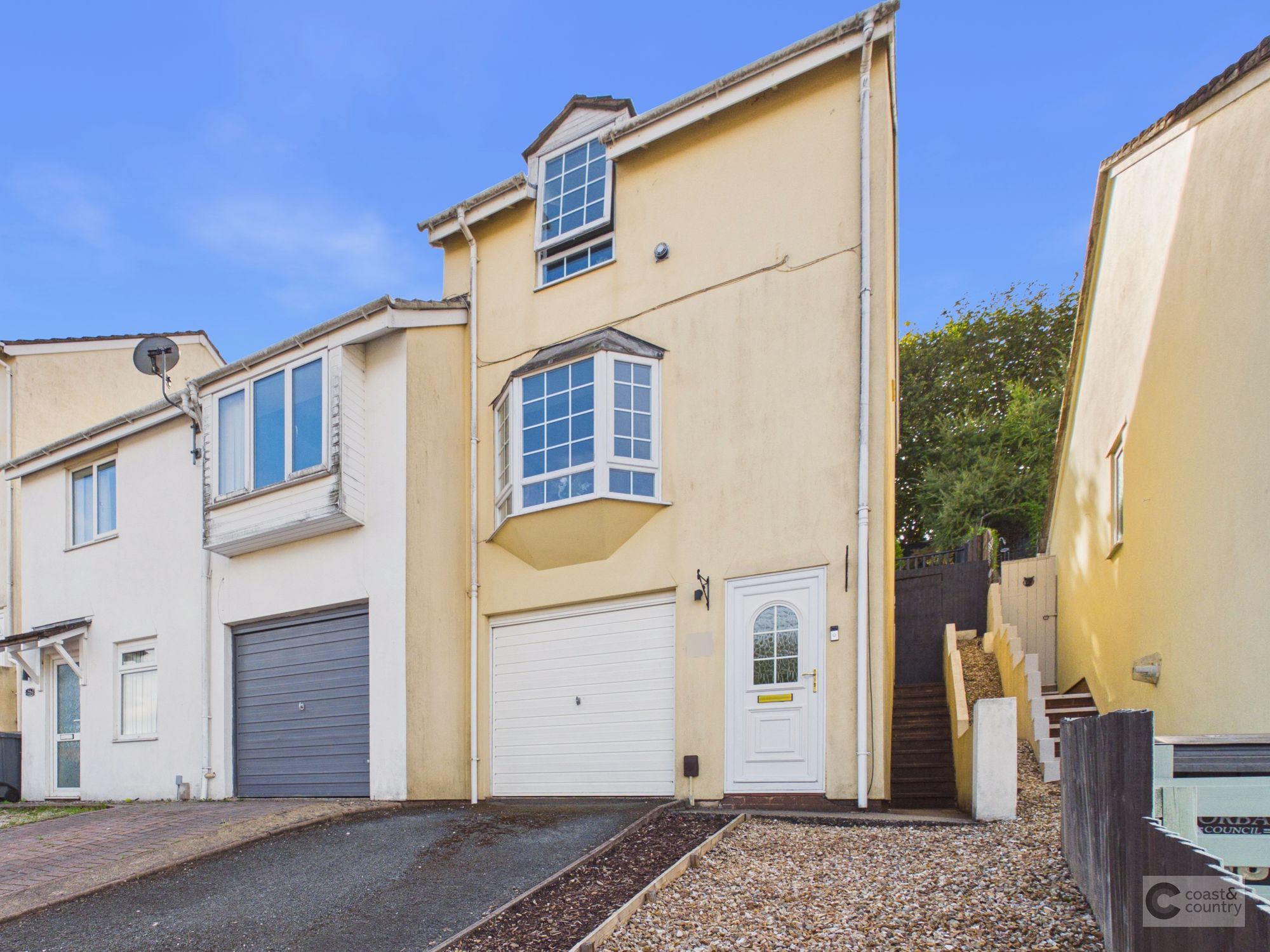 2 bed semi-detached house for sale
