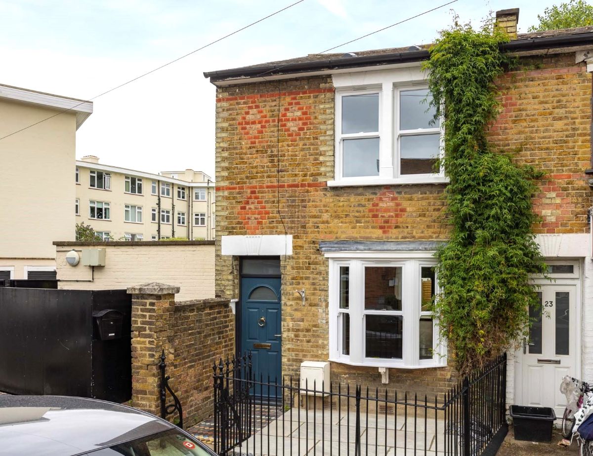 4 bedroom end terrace house for sale