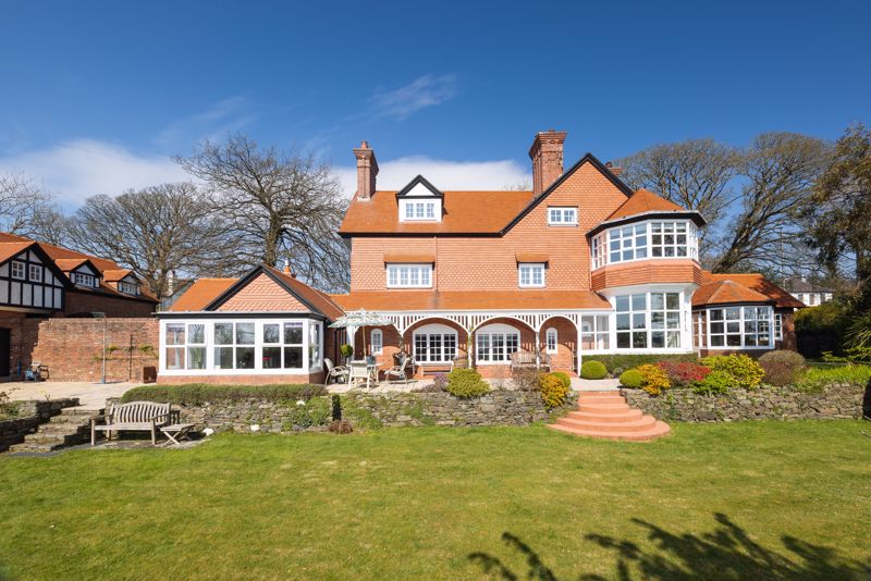 5 bedroom detached house for sale 0