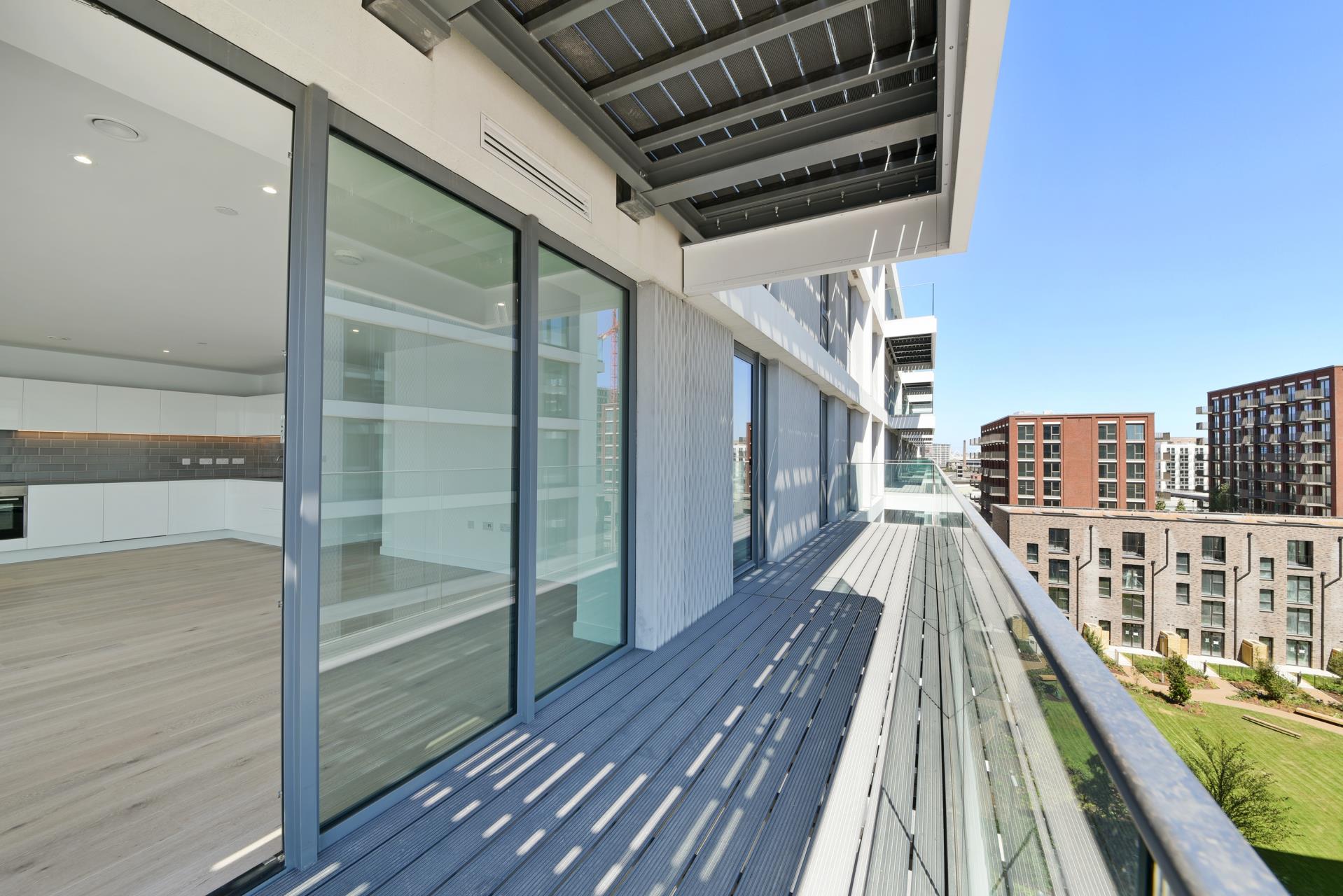 Royal Wharf,Patio