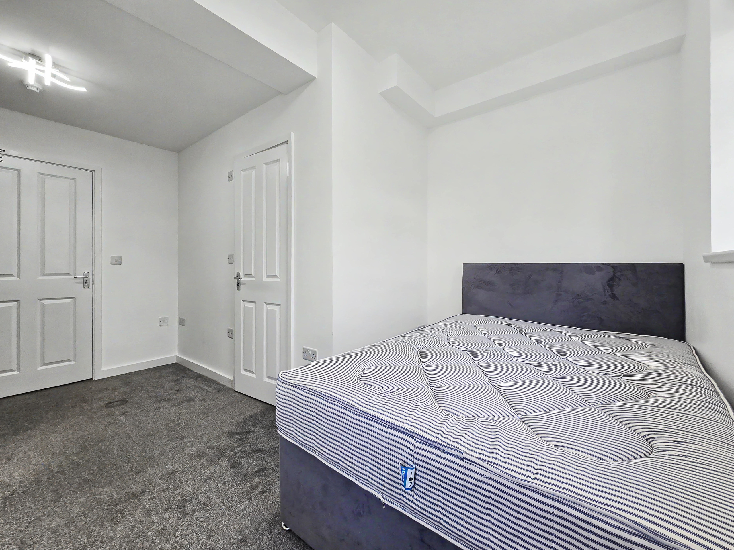 33B, Watford photo 5