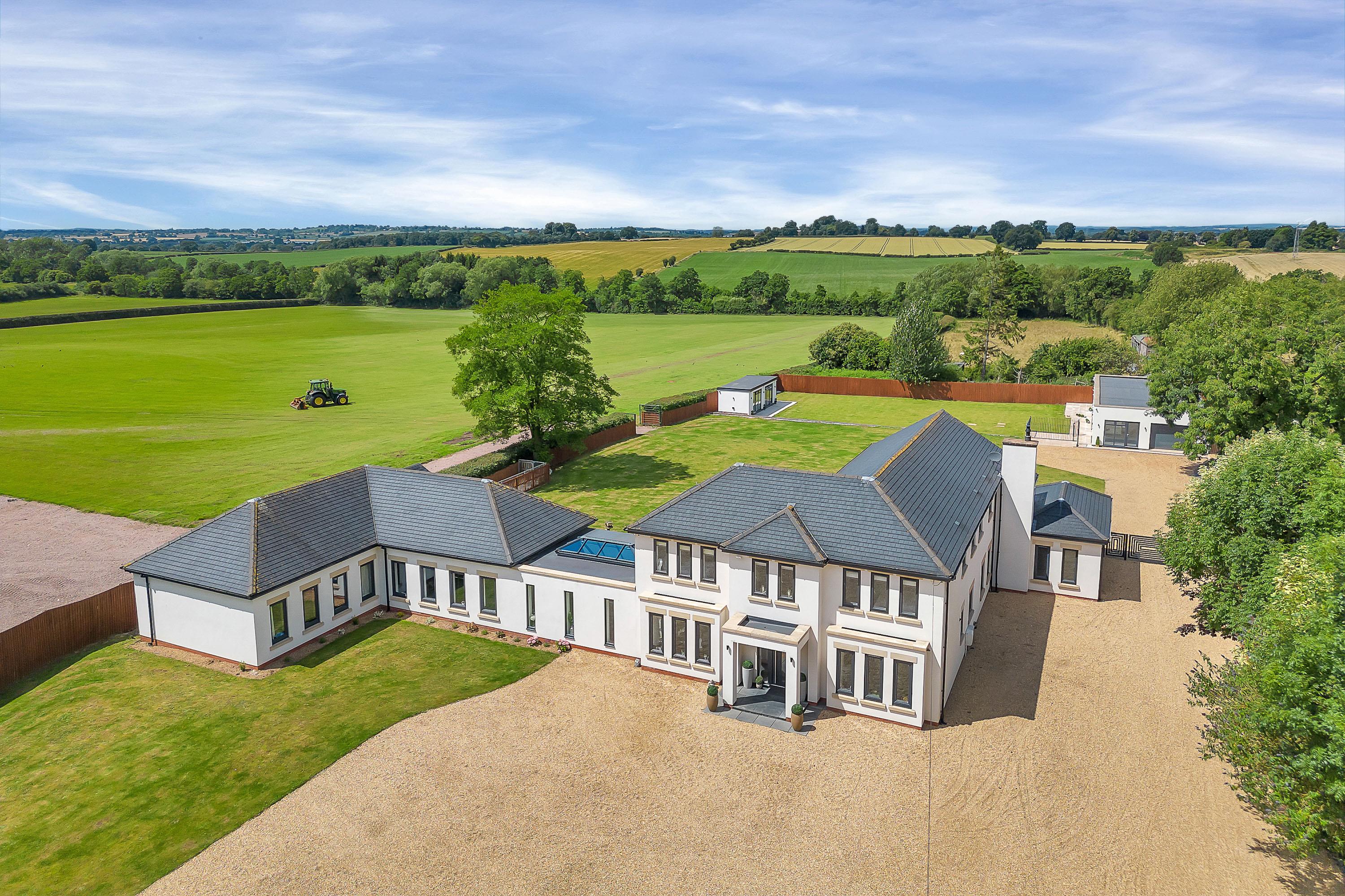6 bedroom detached house for sale 0