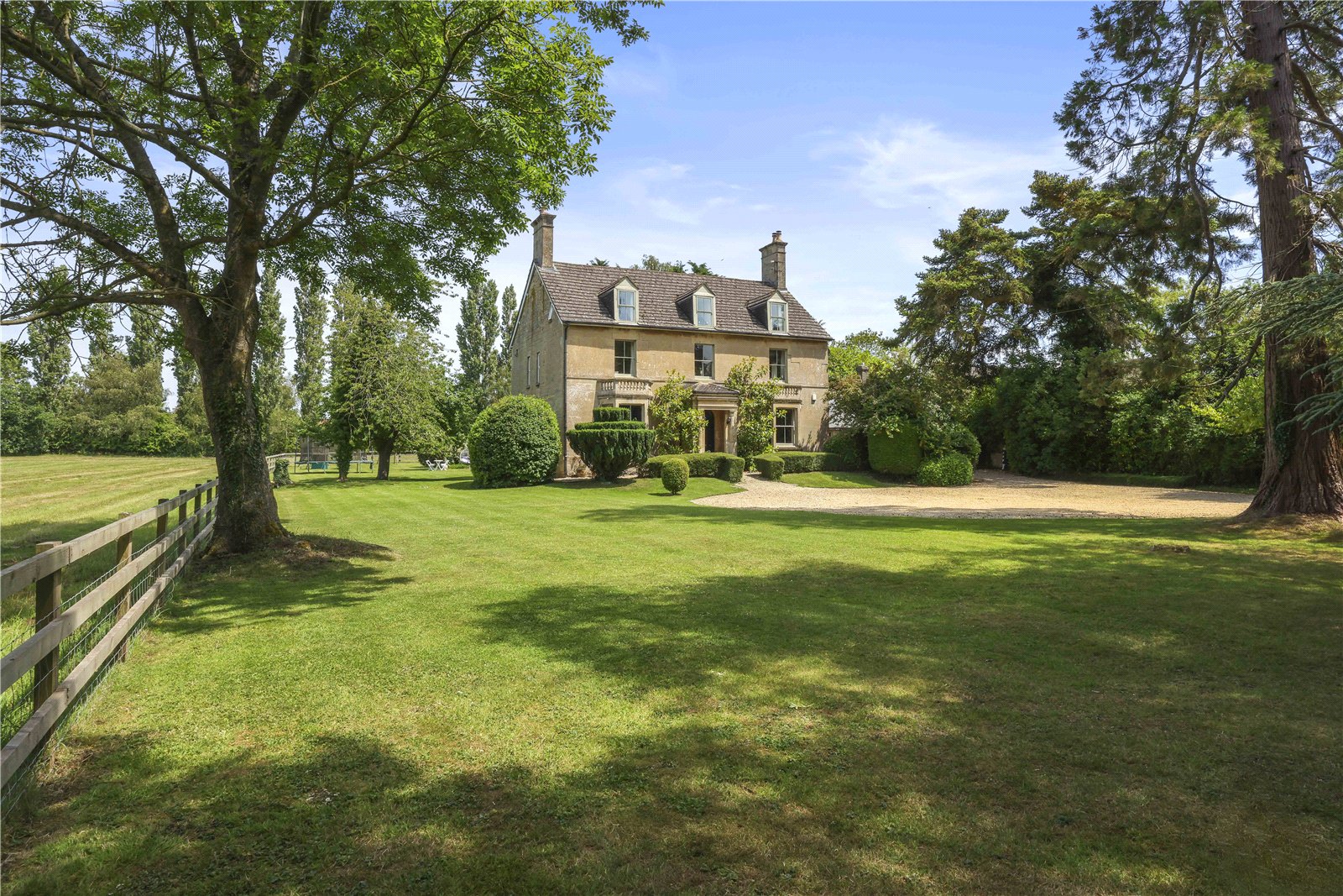 5 bedroom detached house for sale 0
