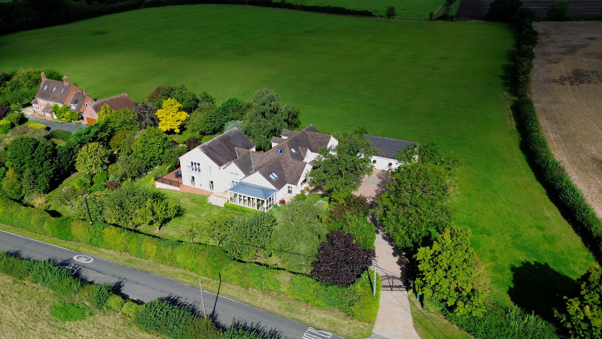 6 bedroom detached house for sale in Bromley