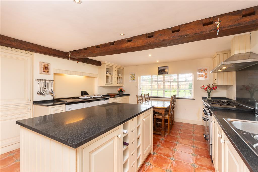 6 bedroom detached house for sale 0