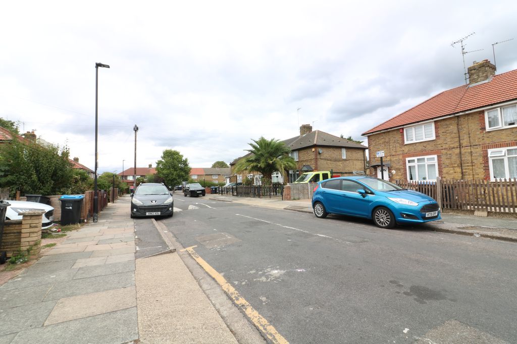 26, Thornaby Gardens, London photo 2